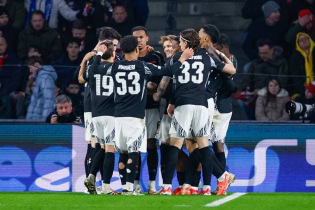 Team Arsenal celebrating with Leandro Trossard Arsenal FC, Ethan Nwaneri Arsenal FC, Riccardo Calafiori Arsenal FC , UEFA Champions League 2024 25 Round of 16 First Leg, PSV Eindhoven v Arsenal FC, Philips Stadion, March 4, 2025, Eindhoven, Netherlands.
