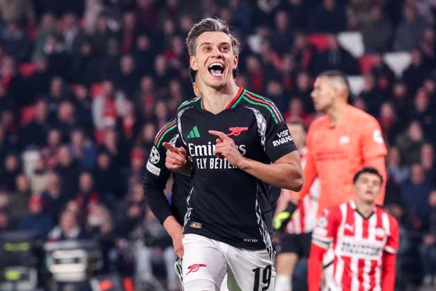 2025-03-04 PSV v Arsenal FC - UEFA Champions League 2024 25 Round of 16 First Leg EINDHOVEN, NETHERLANDS - MARCH 4: Leandro Trossard of Arsenal FC celebrates after scoring his teams fifth goal, Ethan Nwaneri of Arsenal FC during the UEFA Champions League 2024 25 Round of 16 First Leg match between PSV and Arsenal FC at PSV Stadion on March 4, 2025 in Eindhoven, Netherlands. Eindhoven PSV Stadion Netherlands Content not available for redistribution in The Netherlands directly or indirectly through any third parties. Copyright: xBenxGalx