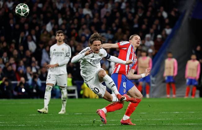 Conor Gallagher of Atletico Madrid fouls Luka Modric of Real Madrid Real Madrid v Atletico Madrid , UEFA Champions League, Round of 16, First Leg, Football, Santiago Bernabeu, Madrid, Spain - 04 Mar 2025 EDITORIAL USE ONLY No use with unauthorised audio, video, data, fixture lists, club league logos or live services. Online in-match use limited to 120 images, no video emulation. No use in betting, games or single club league player publications.  Copyright: xRubenxAlbarran Shutterstockx 15178301cy