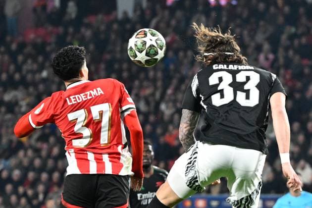 PSV Eindhoven v Arsenal Champions League 04 03 2025. Arsenal defender Riccardo Calafiori (33) heads the ball during the Champions League match between PSV Eindhoven and Arsenal at Philips Stadion, Eindhoven, Netherlands on 4 March 2025. Eindhoven Philips Stadion Endhoven Netherlands Editorial use only , Copyright: xSimonxTraylenx PSI-21570-0061
