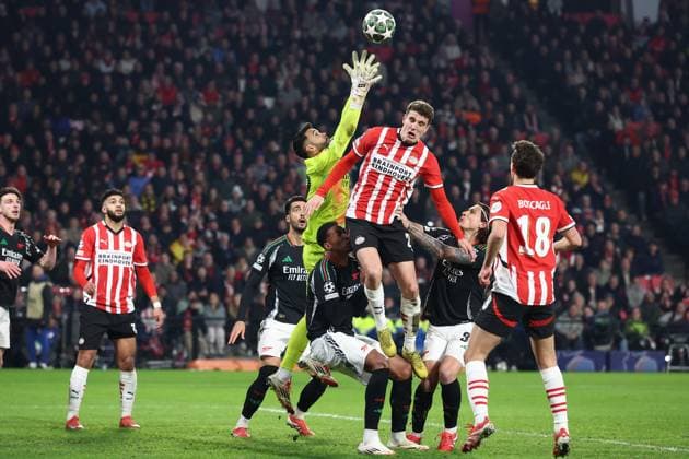 EINDHOVEN, 04-03-2025, Philips Stadium, UEFA Champions League, round of 16 1st leg, season 2024 25, match between PSV and Arsenal, Arsenal keeper David Raya, PSV player Guus Til PSV - Arsenal  x28169805x Copyright: