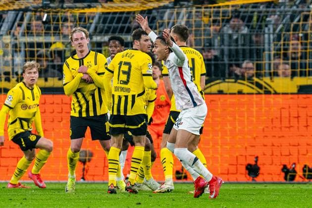 04 03 2025, Borussia Dortmund vs OSC Lille, UEFA Champions League, round of 16 first leg Ethan Mbappe OSC Lille, 29 wants to have seen a handball at the free kick against Karim Adeyemi Borussia Dortmund, 27 Julian Brandt Borussia Dortmund, 10 Nico Schlotterbeck Borussia Dortmund, 4 Pascal Gross Borussia Dortmund, 13 Copyright: xBahhoxKarax