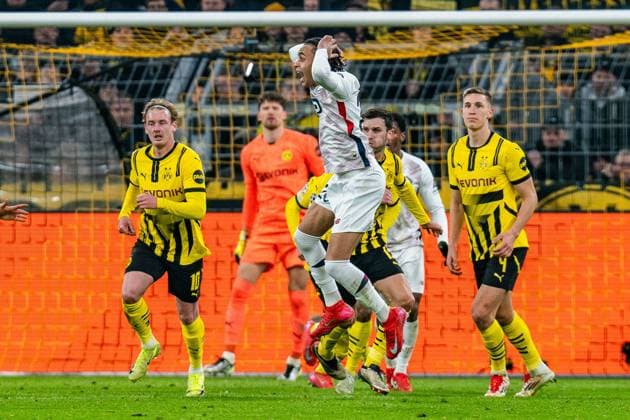 04 03 2025, Borussia Dortmund vs OSC Lille, UEFA Champions League, round of 16 first leg Ethan Mbappe OSC Lille, 29 wants to have seen a handball at the free kick against Karim Adeyemi Borussia Dortmund, 27 Julian Brandt Borussia Dortmund, 10 Nico Schlotterbeck Borussia Dortmund, 4 Pascal Gross Borussia Dortmund, 13 Copyright: xBahhoxKarax