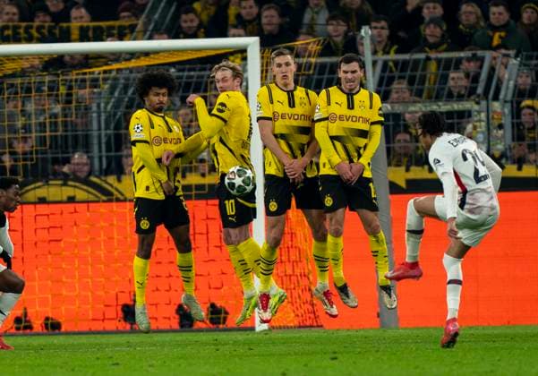 Free kick by Ethan Mbappe OSC Lille, 29 into the wall of Borussia Dortmund Borussia Dortmund vs OSC Lille, Football, UEFA Champions League, Round of 16, Season 2024 2025, 04 03 2025 DFL regulations prohibit any use of photographs as image sequences and or quasi video Copyright: HMBxMedia xMarcoxBader