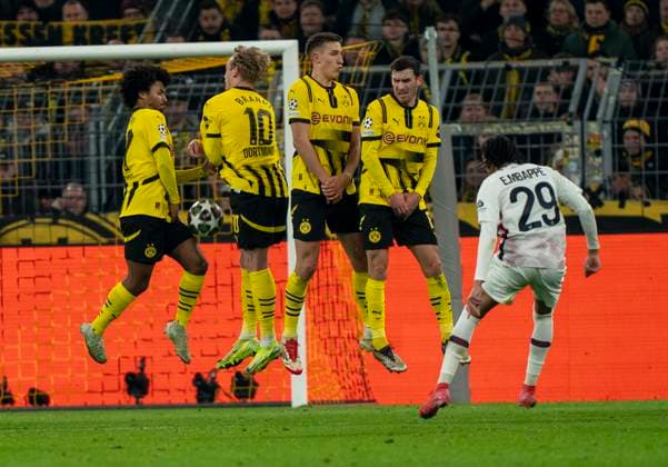 Free kick by Ethan Mbappe OSC Lille, 29 into the wall of Borussia Dortmund Borussia Dortmund vs OSC Lille, Football, UEFA Champions League, Round of 16, Season 2024 2025, 04 03 2025 DFL regulations prohibit any use of photographs as image sequences and or quasi video Copyright: HMBxMedia xMarcoxBader