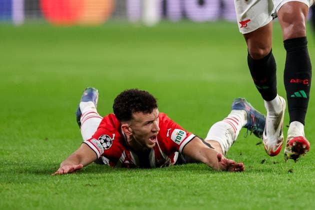 2025-03-04 PSV v Arsenal FC - UEFA Champions League 2024 25 Round of 16 First Leg EINDHOVEN, NETHERLANDS - MARCH 4: Ivan Perisic of PSV shouting and laying on the pitch during the UEFA Champions League 2024 25 Round of 16 First Leg match between PSV and Arsenal FC at PSV Stadion on March 4, 2025 in Eindhoven, Netherlands. Eindhoven PSV Stadion Netherlands Content not available for redistribution in The Netherlands directly or indirectly through any third parties. Copyright: xBenxGalx
