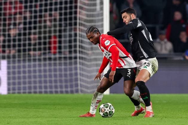 2025-03-04 PSV v Arsenal FC - UEFA Champions League 2024 25 Round of 16 First Leg EINDHOVEN, NETHERLANDS - MARCH 4: Tyrell Malacia of PSV battles for possession with Mikel Merino of Arsenal FC during the UEFA Champions League 2024 25 Round of 16 First Leg match between PSV and Arsenal FC at PSV Stadion on March 4, 2025 in Eindhoven, Netherlands. Eindhoven PSV Stadion Netherlands Content not available for redistribution in The Netherlands directly or indirectly through any third parties. Copyright: xBenxGalx
