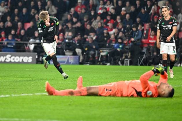 PSV Eindhoven v Arsenal Champions League 04 03 2025. **GOAL** Arsenal midfielder Martin odegaard (8) GOAL scores 1-6 and celebrates during the Champions League match between PSV Eindhoven and Arsenal at Philips Stadion, Eindhoven, Netherlands on 4 March 2025. Eindhoven Philips Stadion Endhoven Netherlands Editorial use only , Copyright: xSimonxTraylenx PSI-21570-0063