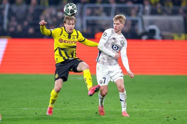 04 03 2025, Football, UEFA Champions League, Borussia Dortmund OSC Lille, Signal Iduna Park, Round of 16, Season 2024 2025 Daniel Svensson BVB 24 in duel against Hakon Arnar Haraldsson LOSC Lille 7 North Rhine-Westphalia Germany