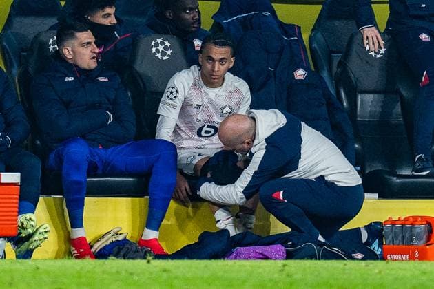 04 03 2025, Borussia Dortmund vs OSC Lille, UEFA Champions League, round of 16 first leg Ethan Mbappe OSC Lille, 29 had to be substituted due to injury and is being treated on the substitutes bench Copyright: xBahhoxKarax