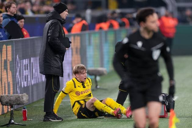 04 03 2025, UEFA Champions League, round of 16, Borussia Dortmund Lille OSC, Daniel Svensson Borussia Dortmund is treated and substituted injured, Dortmund Signal Iduna Park NRW Germany xRHR PHOTO DEx Copyright: DennisxEwert RHR-FOTOx RHR-FOTO DE