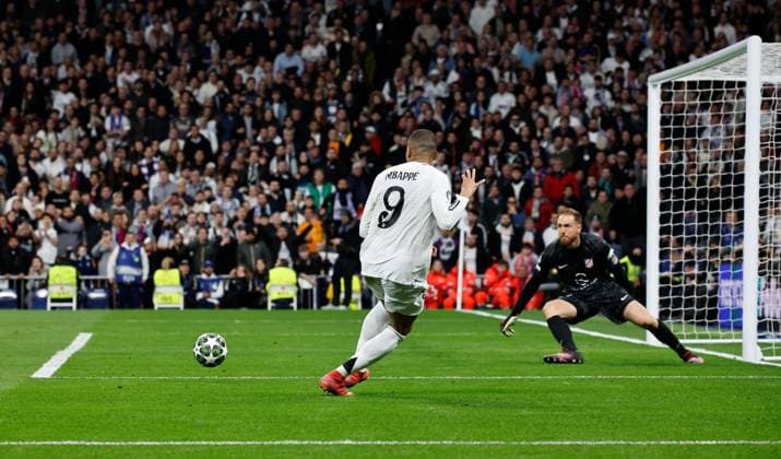 Kylian MbappÃ of Real Madrid squares the ball at 2-1 Real Madrid v Atletico Madrid , UEFA Champions League, Round of 16, First Leg, Football, Santiago Bernabeu, Madrid, Spain - 04 Mar 2025 EDITORIAL USE ONLY No use with unauthorised audio, video, data, fixture lists, club league logos or live services. Online in-match use limited to 120 images, no video emulation. No use in betting, games or single club league player publications.  Copyright: xRubenxAlbarran Shutterstockx 15178301dr
