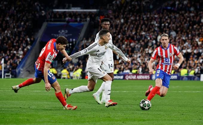 Julian Ãlvarez of Atletico Madrid grabs Lucas Vazquez of Real Madrid Real Madrid v Atletico Madrid , UEFA Champions League, Round of 16, First Leg, Football, Santiago Bernabeu, Madrid, Spain - 04 Mar 2025 EDITORIAL USE ONLY No use with unauthorised audio, video, data, fixture lists, club league logos or live services. Online in-match use limited to 120 images, no video emulation. No use in betting, games or single club league player publications.  Copyright: xRubenxAlbarran Shutterstockx 15178301dt
