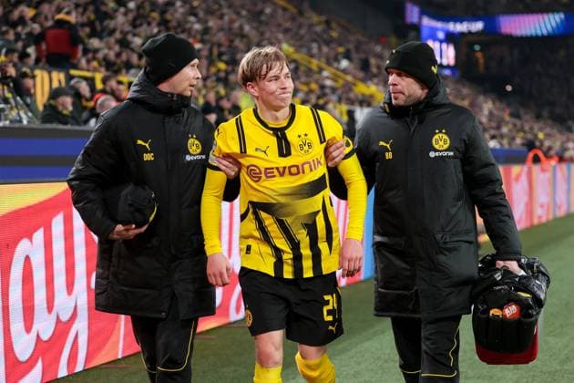 04 03 2025, UEFA Champions League, round of 16, Borussia Dortmund Lille OSC, Daniel Svensson Borussia Dortmund is treated and substituted injured, Dortmund Signal Iduna Park NRW Germany xRHR PHOTO DEx Copyright: DennisxEwert RHR-FOTOx RHR-FOTO DE