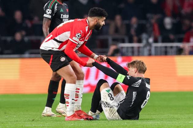 2025-03-04 PSV v Arsenal FC - UEFA Champions League 2024 25 Round of 16 First Leg EINDHOVEN, NETHERLANDS - MARCH 4: Ismael Saibari of PSV giving a helping hand to Martin Odegaard of Arsenal FC during the UEFA Champions League 2024 25 Round of 16 First Leg match between PSV and Arsenal FC at PSV Stadion on March 4, 2025 in Eindhoven, Netherlands. Eindhoven PSV Stadion Netherlands Content not available for redistribution in The Netherlands directly or indirectly through any third parties. Copyright: xBenxGalx