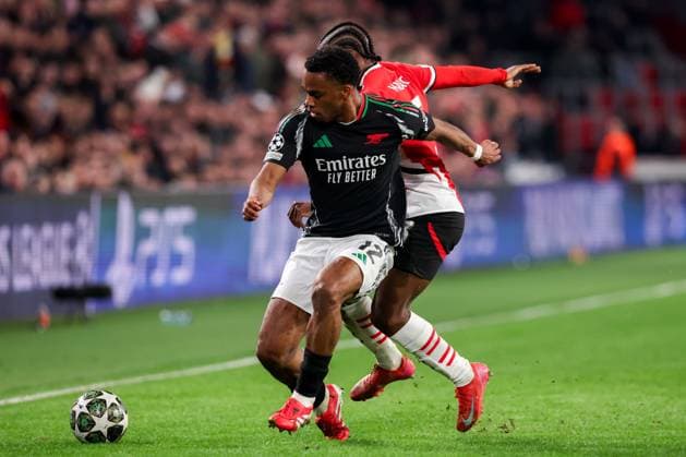 2025-03-04 PSV v Arsenal FC - UEFA Champions League 2024 25 Round of 16 First Leg EINDHOVEN, NETHERLANDS - MARCH 4: Tyrell Malacia of PSV battles for possession with Jurrien Timber of Arsenal FC during the UEFA Champions League 2024 25 Round of 16 First Leg match between PSV and Arsenal FC at PSV Stadion on March 4, 2025 in Eindhoven, Netherlands. Eindhoven PSV Stadion Netherlands Content not available for redistribution in The Netherlands directly or indirectly through any third parties. Copyright: xBenxGalx