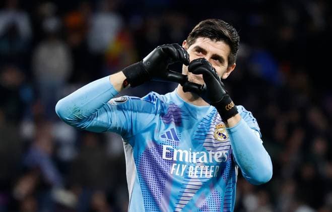 Real Madrid Goalkeeper Thibaut Courtois celebrates at full time Real Madrid v Atletico Madrid , UEFA Champions League, Round of 16, First Leg, Football, Santiago Bernabeu, Madrid, Spain - 04 Mar 2025 EDITORIAL USE ONLY No use with unauthorised audio, video, data, fixture lists, club league logos or live services. Online in-match use limited to 120 images, no video emulation. No use in betting, games or single club league player publications.  Copyright: xRubenxAlbarran Shutterstockx 15178301ed