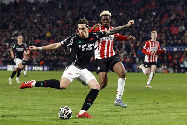 EINDHOVEN - Riccardo Calafiori of Arsenal FC scores the 1-7, Adamo Nagalo of PSV Eindhoven during the UEFA Champions league match between PSV Eindhoven and Arsenal FC at Phillips Stadium on March 4, 2025 in Eindhoven, Netherlands. ANP MAURICE VAN STEEN UEFA Champions League 2024 25 Round of 16 First leg 2024 25 xVIxANPxSportx xxANPxIVx 521576345 originalFilename: 521576345.jpg