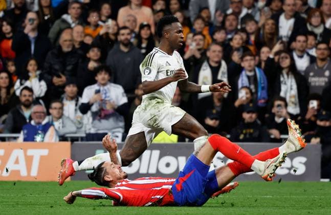 Vinicius Junior of Real Madrid and JosÃ GimÃ nez of Atletico Madrid Real Madrid v Atletico Madrid , UEFA Champions League, Round of 16, First Leg, Football, Santiago Bernabeu, Madrid, Spain - 04 Mar 2025 EDITORIAL USE ONLY No use with unauthorised audio, video, data, fixture lists, club league logos or live services. Online in-match use limited to 120 images, no video emulation. No use in betting, games or single club league player publications.  Copyright: xRubenxAlbarran Shutterstockx 15178301ej