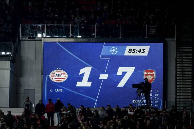 EINDHOVEN - The final score during the UEFA Champions league match between PSV Eindhoven and Arsenal FC at Phillips Stadium on March 4, 2025 in Eindhoven, Netherlands. ANP ROBIN VAN LONKHUIJSEN UEFA Champions League 2024 25 Round of 16 First leg 2024 25 xVIxANPxSportx xxANPxIVx 521576862 originalFilename: 521576862.jpg