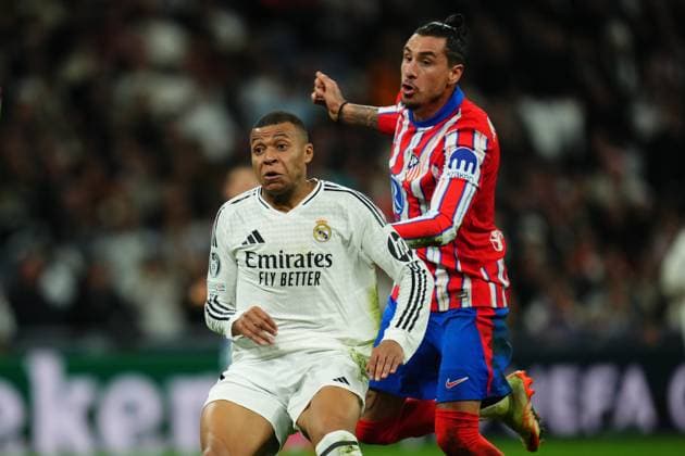 ESP: Real Madrid v Atletico de Madrid. UEFA Champions League match. Round of 16. Fist Leg. Kylian Mbappe of Real Madrid and Jose Maria Gimenez of Atletico during the UEFA Champions League match, Round of 16, first leg, between Real Madrid and Atletico de Madrid played at Santiago Bernabeu Stadium on March 4, 2025 in Madrid Spain. kpng Copyright: xBaguxBlancox xPRESSINPHOTOx PS_250304_UCL_RMA_ATL_071