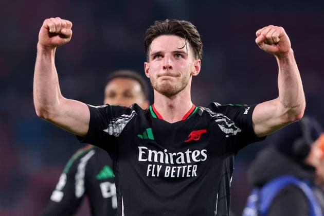 2025-03-04 PSV v Arsenal FC - UEFA Champions League 2024 25 Round of 16 First Leg EINDHOVEN, NETHERLANDS - MARCH 4: Declan Rice of Arsenal FC celebrates his sides win after the UEFA Champions League 2024 25 Round of 16 First Leg match between PSV and Arsenal FC at PSV Stadion on March 4, 2025 in Eindhoven, Netherlands. Eindhoven PSV Stadion Netherlands Content not available for redistribution in The Netherlands directly or indirectly through any third parties. Copyright: xBenxGalx