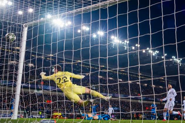 Club Brugge v Aston Villa - UEFA Champions League BRUGGE, BELGIUM - MARCH 04 : Mechele Brandon defender of Club Brugge with an Own goal passing Mignolet Simon goalkeeper of Club Brugge during the UEFA Champions League 2024 25 round of 16 match first round between Club Brugge and Aston Villa on March 4, 2025 in Brugge, Belgium, 04 03 2025 Brugge Belgium  Copyright: xGvgx