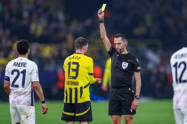 04 03 2025, Football, UEFA Champions League, Borussia Dortmund OSC Lille, Signal Iduna Park, Round of 16, 2024 2025 season Pascal Groß BVB 13 receives a yellow card from referee Jose Maria Sanchez Martinez North Rhine-Westphalia Germany