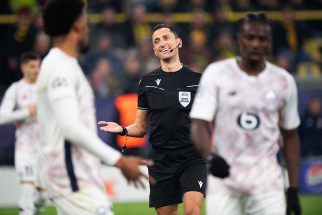 Referee Jose Maria Sanchez Martinez, gesture, gesticulated, Football Champions League, Round of 16, Borussia Dortmund DO OSC Lille LOSC 1 1 on 04 03 2025 in Dortmund Germany UEFA regulations prohibit any use of photographs as image sequences and or quasi video Â