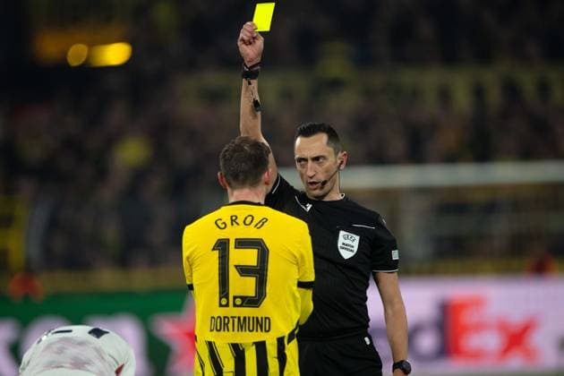 Referee Jose Maria Sanchez Martinez, gestures, gestures, gestures, shows Pascal GROSS Groß, DO the yellow card, warning Football Champions League, Round of 16, Round of 16, Borussia Dortmund DO OSC Lille LOSC 1 1 on 04 03 2025 in Dortmund Germany UEFA regulations prohibit any use of photographs as image sequences and or quasi video Â