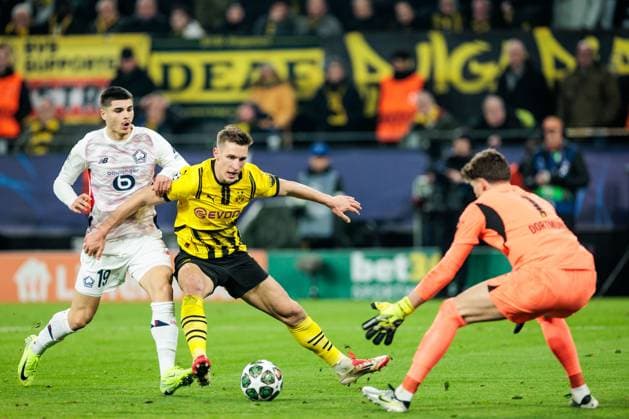 UEFA Champions League, Borussia Dortmund LOSC Lille 04 03 2025 duel Matias Fernandez Pardo LOSC Lille, 19 , Nico Schlotterbeck Borussia Dortmund, 4 , Gregor Kobel Borussia Dortmund, 1 UEFA Champions League round of 16 first leg, Borussia Dortmund LOSC Lille Dortmund, SIGNAL IDUNA PARK on 04 03 2025 Copyright: xBEAUTIFULxSPORTS Wunderlx