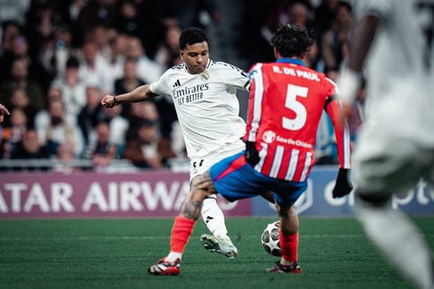 Real Madrid CF v Atletico de Madrid - UEFA Champions League MADRID, SPAIN, MARCH 4: Rodrygo Goes of Real Madrid CF shoots before scoring his goal during the 1st leg UEFA Champions League round of 16 between Real Madrid CF and Atletico de Madrid at Estadio Santiago Bernabeu on March 4, 2025 in Madrid, Spain. Madrid Estadio Santiago Bernabeu Madrid Spain Copyright: xAlexxPerezx RealMadridAtleticoUCL4March344