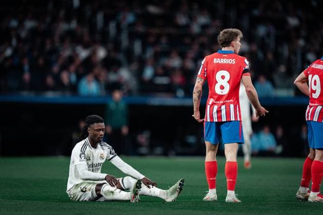 Real Madrid CF v Atletico de Madrid - UEFA Champions League MADRID, SPAIN, MARCH 4: Eduardo Camavinga of Real Madrid CF and Pablo Barrios of Atletico de Madrid during the 1st leg UEFA Champions League round of 16 between Real Madrid CF and Atletico de Madrid at Estadio Santiago Bernabeu on March 4, 2025 in Madrid, Spain. Madrid Estadio Santiago Bernabeu Madrid Spain Copyright: xAlexxPerezx RealMadridAtleticoUCL4March353
