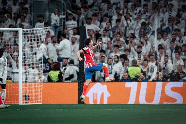 Real Madrid CF v Atletico de Madrid - UEFA Champions League MADRID, SPAIN, MARCH 4: Julian Alvarez of Atletico de Madrid celebrating after scoring his goal during the 1st leg UEFA Champions League round of 16 between Real Madrid CF and Atletico de Madrid at Estadio Santiago Bernabeu on March 4, 2025 in Madrid, Spain. Madrid Estadio Santiago Bernabeu Madrid Spain Copyright: xAlexxPerezx RealMadridAtleticoUCL4March360