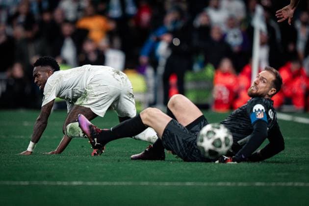 Real Madrid CF v Atletico de Madrid - UEFA Champions League MADRID, SPAIN, MARCH 4: Vinicius Junior of Real Madrid CF and Jan Oblak of Atletico de Madrid during the 1st leg UEFA Champions League round of 16 between Real Madrid CF and Atletico de Madrid at Estadio Santiago Bernabeu on March 4, 2025 in Madrid, Spain. Madrid Estadio Santiago Bernabeu Madrid Spain Copyright: xAlexxPerezx RealMadridAtleticoUCL4March381