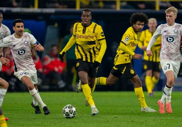 Jamie Gittens Borussia Dortmund, 43 in duel with Benjamin Andre OSC Lille, 21 Borussia Dortmund vs OSC Lille, Football, UEFA Champions League, Round of 16, Season 2024 2025, 04 03 2025 DFL regulations prohibit any use of photographs as image sequences and or quasi video Copyright: HMBxMedia xMarcoxBader
