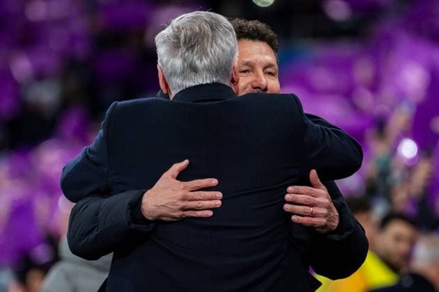 Real Madrid CF vs Atletico de Madrid - UEFA Champions League 2024 25 Round of 16 First Leg Carlo Ancelotti (R), head coach of Real Madrid CF, hugs Diego Pablo Simeone (L), head coach of Atletico de Madrid during the UEFA Champions League 2024 25 Round of 16 first leg match between Real Madrid C.F. and Atletico de Madrid at Estadio Santiago Bernabeu on March 4, 2025 in Madrid, Spain. Madrid Estadio Santiago Bernabeu Madrid Spain Copyright: xAlbertoxGardinx AGardin_20250304_Football_Champions_Real_Madrid_Atletico_Madrid_0450