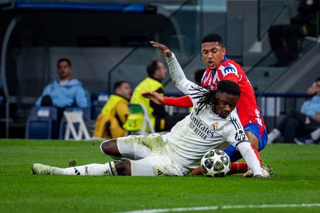 Real Madrid CF vs Atletico de Madrid - UEFA Champions League 2024 25 Round of 16 First Leg Samuel Lino of Atletico de Madrid (R) fights for the ball against Eduardo Camavinga of Real Madrid CF (L) during the UEFA Champions League 2024 25 Round of 16 first leg match between Real Madrid C.F. and Atletico de Madrid at Estadio Santiago Bernabeu on March 4, 2025 in Madrid, Spain. Madrid Estadio Santiago Bernabeu Madrid Spain Copyright: xAlbertoxGardinx AGardin_20250304_Football_Champions_Real_Madrid_Atletico_Madrid_0460