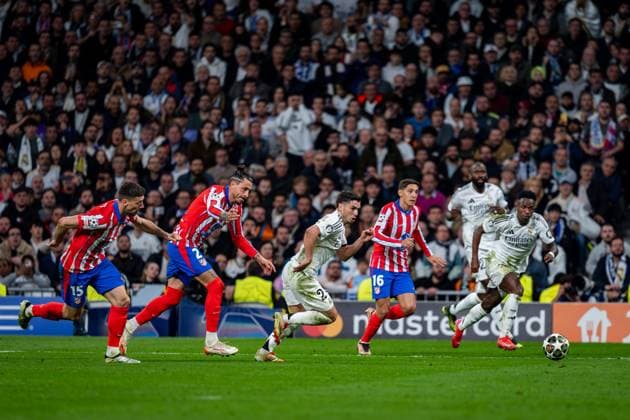 Real Madrid CF vs Atletico de Madrid - UEFA Champions League 2024 25 Round of 16 First Leg Brahim Diaz of Real Madrid CF (C) runs with the ball during the UEFA Champions League 2024 25 Round of 16 first leg match between Real Madrid C.F. and Atletico de Madrid at Estadio Santiago Bernabeu on March 4, 2025 in Madrid, Spain. Madrid Estadio Santiago Bernabeu Madrid Spain Copyright: xAlbertoxGardinx AGardin_20250304_Football_Champions_Real_Madrid_Atletico_Madrid_0495