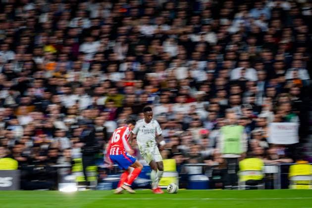 Real Madrid CF vs Atletico de Madrid - UEFA Champions League 2024 25 Round of 16 First Leg Vinicius Junior of Real Madrid CF (R) is in action against Nahuel Molina of Atletico de Madrid (L) during the UEFA Champions League 2024 25 Round of 16 first leg match between Real Madrid C.F. and Atletico de Madrid at Estadio Santiago Bernabeu on March 4, 2025 in Madrid, Spain. Madrid Estadio Santiago Bernabeu Madrid Spain Copyright: xAlbertoxGardinx AGardin_20250304_Football_Champions_Real_Madrid_Atletico_Madrid_0497