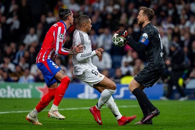 Real Madrid CF vs Atletico de Madrid - UEFA Champions League 2024 25 Round of 16 First Leg Kylian Mbappe of Real Madrid CF (C) fights for the ball against Jose Gimenez (L) and Jan Oblak (R) of Atletico de Madrid during the UEFA Champions League 2024 25 Round of 16 first leg match between Real Madrid C.F. and Atletico de Madrid at Estadio Santiago Bernabeu on March 4, 2025 in Madrid, Spain. Madrid Estadio Santiago Bernabeu Madrid Spain Copyright: xAlbertoxGardinx AGardin_20250304_Football_Champions_Real_Madrid_Atletico_Madrid_0509