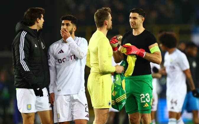Simon Mignolet of Club Brugge and Emiliano Martinez of Aston Villa swap shirts after the match. Club Brugge v Aston Villa, UEFA Champions League, Round of 16, First Leg, Football, Jan Breydel Stadium, Brugge, Belgium - 04 Mar 2025 EDITORIAL USE ONLY No use with unauthorised audio, video, data, fixture lists, club league logos or live services. Online in-match use limited to 120 images, no video emulation. No use in betting, games or single club league player publications. Copyright: xJamesxMarsh Shutterstockx 15176976cd
