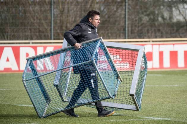 05 03 2025, Football, Men, 1 BL, Season 2024 2025, Training Holstein Kiel Coach Marcel Rapp carrying mini goals Kiel, Projensdorf Projensdorf, Training ground, Kuns Schleswig Holstein Germany