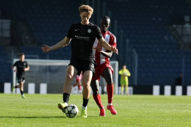 SOCCER - UEFA YL, Sturm vs Olympiacos GRAZ,AUSTRIA,05.MAR.25 - SOCCER - UEFA Youth League, round of 16, SK Sturm Graz vs Olympiacos FC. Image shows Konstantin Schopp (Sturm) and Lamin Sillah (Olympiacos).  GEPAxpictures xChrisxBauer