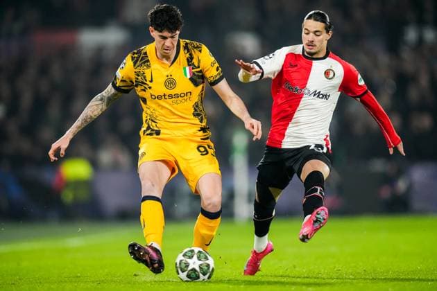 UEFA Champions League: Feyenoord v FC Inter Milan Rotterdam - Alessandro Bastoni of FC Inter Milan, Anis Hadj Moussa of Feyenoord during the 1st leg of the round of 16 of new format of the Champions League 2024 2025. The match is set between Feyenoord and FC Inter Milan at Stadion Feijenoord De Kuip on 5 March 2025 in Rotterdam, The Netherlands. Copyright: xYannickxVerhoevenx