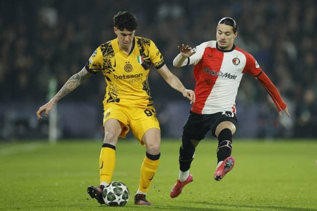ROTTERDAM - (l-r) Alessandro Bastoni of FC Internazionale Milano, Anis Hadj Moussa of Feyenoord during the UEFA Champions League match between Feyenoord and Internazionale Milano at Feyenoord Stadion de Kuip on March 5, 2025 in Rotterdam, Netherlands. ANP KOEN VAN WEEL UEFA Champions League 2024 25 Round of 16 First leg 2024 25 xVIxANPxSportx xxANPxIVx 521639177 originalFilename: 521639177.jpg