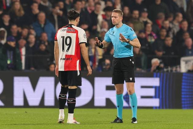 2025-03-05 Feyenoord v FC Internazionale Milano - UEFA Champions League 2024 25 Round of 16 First Leg ROTTERDAM, NETHERLANDS - MARCH 5: Referee Espen Eskas in discussion with Julian Carranza of Feyenoord during the UEFA Champions League 2024 25 Round of 16 First Leg match between Feyenoord and FC Internazionale Milano at Stadion Feijenoord on March 5, 2025 in Rotterdam, Netherlands. Rotterdam Stadion Feijenoord Netherlands Content not available for redistribution in The Netherlands directly or indirectly through any third parties. Copyright: xHansxvanxderxValkx