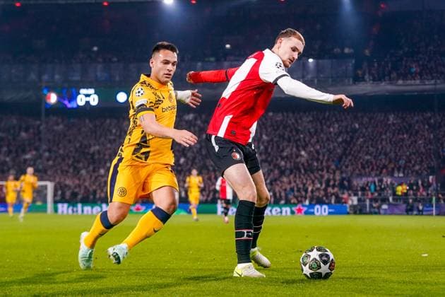 ROTTERDAM, 05-03-2025 , Stadium Feijenoord de Kuip , UEFA Champions League round of 16 leg 1 of 2 season 2024 2025 , match between Feyenoord and Inter Milan , Feyenoord player Lautaro Martinez and Feyenoord player Thomas Beelen Feyenoord - Inter Milan  x28178688x Copyright: