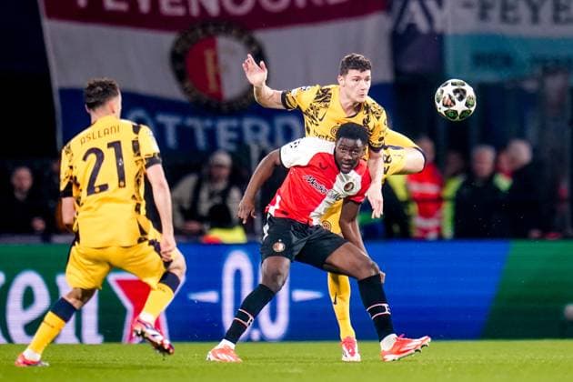 ROTTERDAM, 05-03-2025 , Stadium Feijenoord de Kuip , UEFA Champions League round of 16 leg 1 of 2 season 2024 2025 , match between Feyenoord and Inter Milan , Feyenoord player Jeyland Mitchell and Feyenoord player Benjamin Pavard Feyenoord - Inter Milan  x28178691x Copyright: