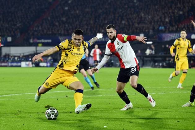 ROTTERDAM - (l-r) Lautaro Martinez of FC Internazionale Milano, David Hancko of Feyenoord during the UEFA Champions League match between Feyenoord and Internazionale Milano at Feyenoord Stadium de Kuip on March 5, 2025 in Rotterdam, Netherlands. ANP OLAF CRACK UEFA Champions League 2024 25 Round of 16 First leg 2024 25 xVIxANPxSportx xxANPxIVx 521639591 originalFilename: 521639591.jpg